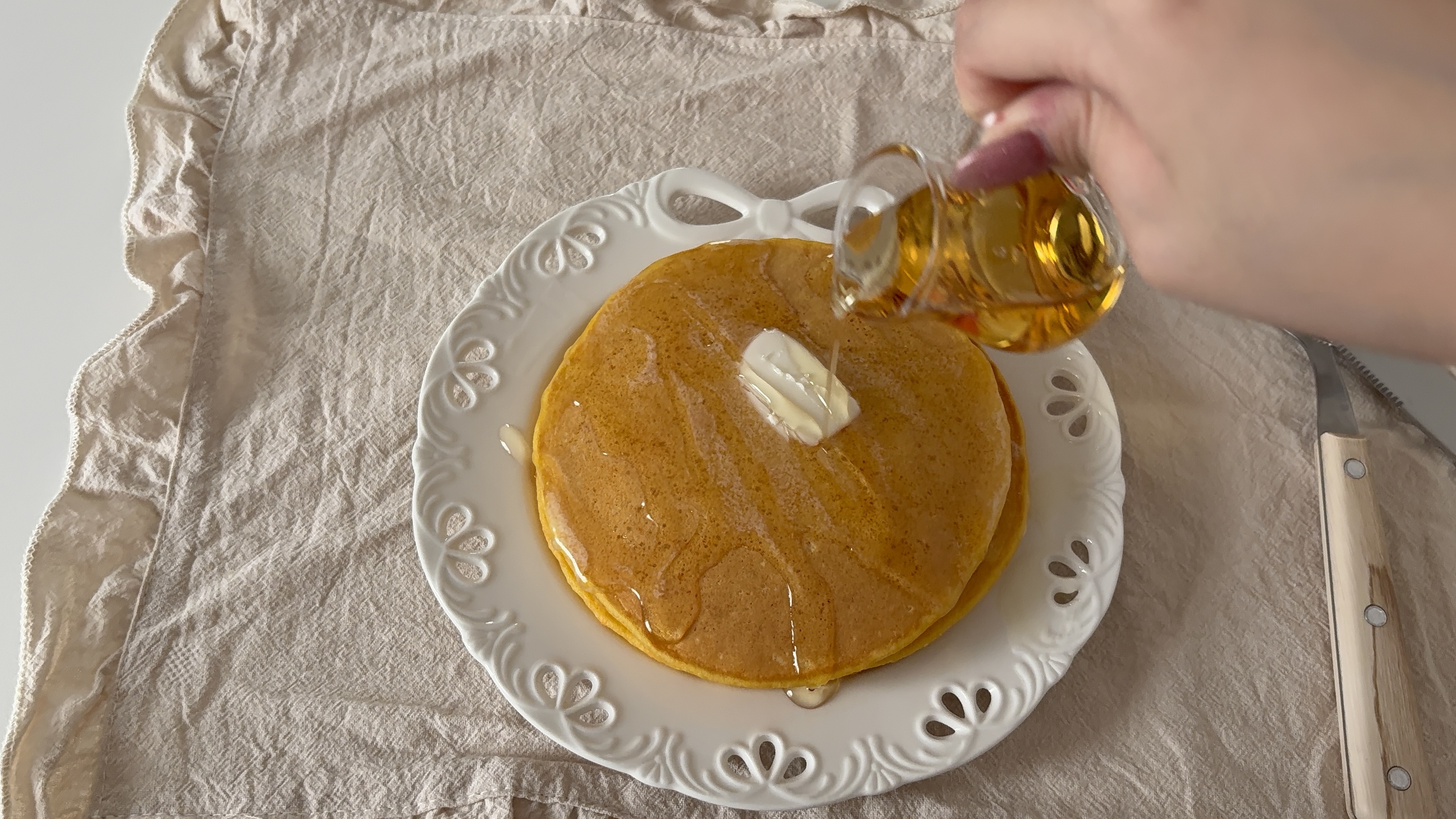 りんごとにんじんのパンケーキにシロップをかける